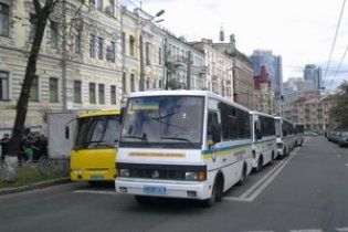 На соседних с Майданом улицах стоят 50 автобусов с "Беркутом"