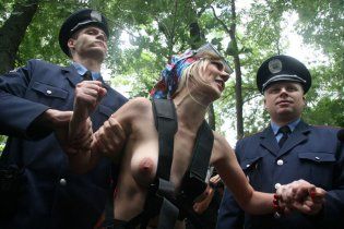 Міліція затримала Femenістку за інтерв'ю топлес