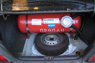 СМИ: автомобильный газ подорожал из-за Фирташа и Бойко