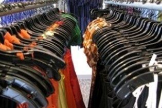 На Шулявському "секонді", який мають знести, влаштували розпродаж