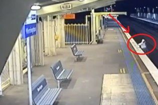 13-летний мальчик чудом выжил, попав под скоростной поезд (видео)