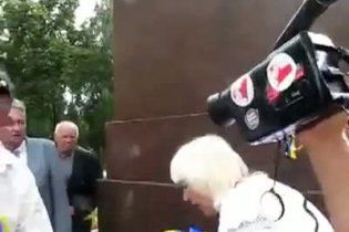 63-річній пенсіонерці дали 10 діб за зрізання з вінка прізвища президента