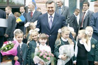 Янукович побажав учням набиратися мудрості