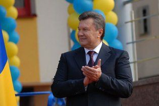 Янукович считает справедливым приговор пенсионерке за венок