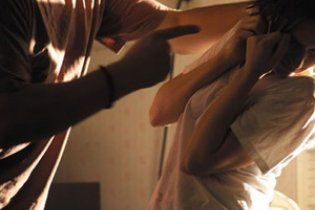 Массажист зверски изнасиловал падчерицу-школьницу в собственном кабинете
