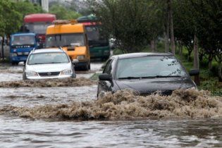 Японію накрив потужний тайфун, сотні рейсів скасовано
