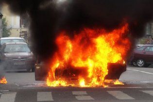 В Одесі іномарка згоріла вщент посеред дороги