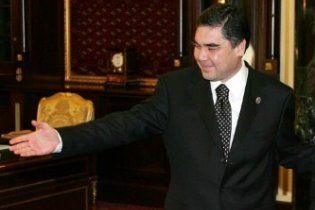 Президент Туркменії застряг у ліфті