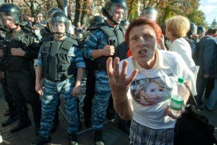 "Беркут" с дубинками защитил Крещатик от палаток Тимошенко