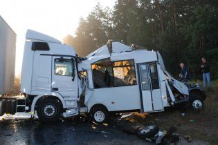 На трасі Київ-Житомир вантажівка протаранила два автобуси з пасажирами