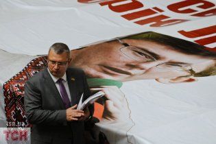 Луценко в вышиванке мешает депутатам нажимать кнопки