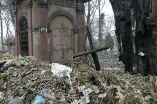 Киев заполонили слухи о растерзанных телах девочек на кладбище