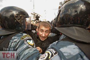 В центре Киева "Беркут" "пакует" студентов в автозаки