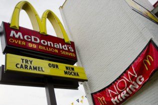 Американцы массово отравились в туалете McDonald's, умерла женщина