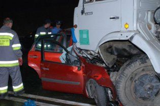 На Волыни КамАЗ разгромил легковушку: 3 человека погибли
