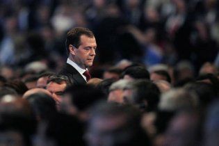 Медведев заверил, что продолжает работать