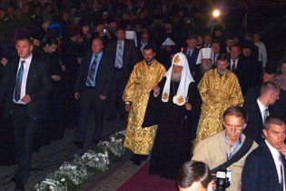 Парень на инвалидной коляске прорвался к патриарху Кириллу