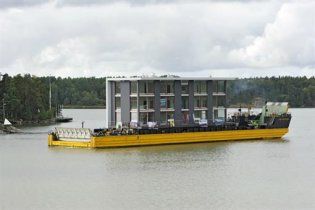 Фіни відправили у плавання по морю офісний центр