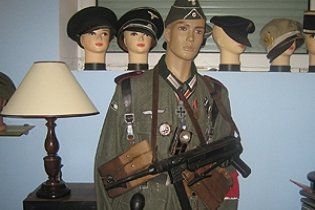 На Киевщине мужчина в гитлеровской форме тиранил жену