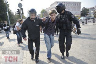 Оппозиционные депутаты пробили для студентов коридор в рядах Беркута