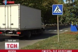 На Донетчине пьяный водитель на переходе сбил женщину с маленькой дочкой