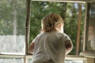 В Харькове 8-летний мальчик выпал из окна третьего этажа школы