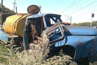 На Донеччині електричка розчавила молоковоз