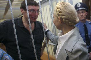 Луценко в автозаку розважав Тимошенко анекдотами про блондинок