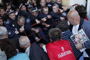 Прихильники Тимошенко знесли огорожу біля суду і атакують "Беркут"