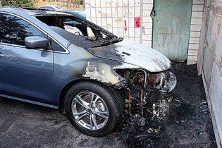 На Київщині невідомі "коктейлями Молотова" підпалюють автомобілі