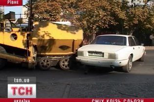 У Рівному асфальтоукладач не розминувся з "Ягуаром"