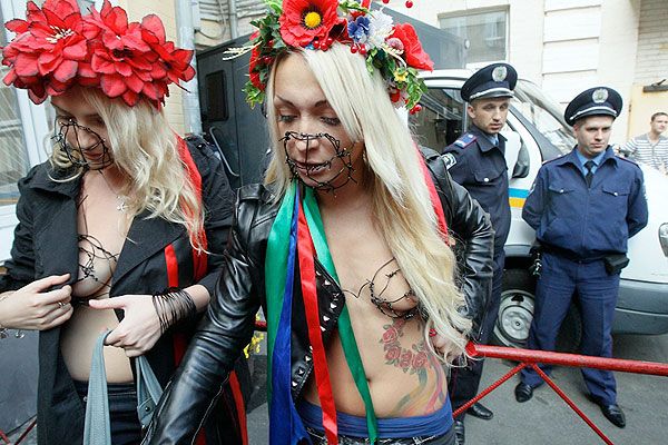 Акція FEMEN перед Печерським судом_16