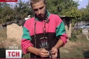На Полтавщині чоловік прикував хлопця ланцюгом, щоб відлякати злодіїв