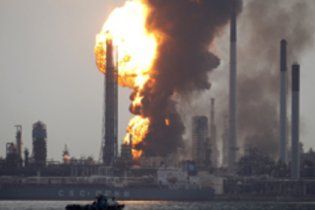 У Сінгапурі вибухнув нафтопереробний завод