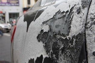 Неизвестный в Киеве облил кислотой 15 машин