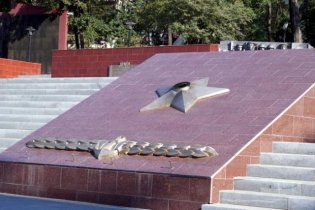 Во Владивостоке за долги погасили Вечный огонь