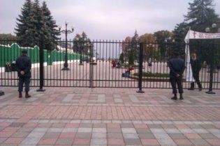 Нардепы спрятались от народа за еще одним забором