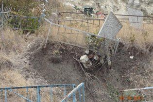 В крымском поселке смывает в море могилы старого кладбища