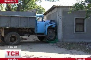 У Миколаєві ЗІЛ на швидкості в'їхав у житловий будинок