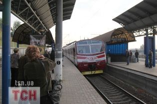 Тиждень міської електрички: часто запізнюється і висаджує людей напівдорозі