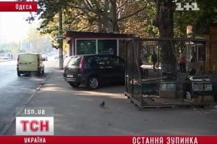 В Одесі позашляховик влетів у натовп людей на зупинці