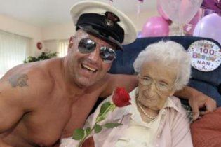 Английской пенсионерке на 100-летие подарили стриптизера