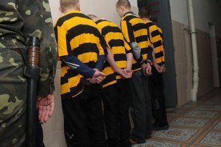 Конвоїри травмували десяток засуджених під час етапу до Дніпра