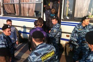 ОМОН в центре Москвы задерживает "всех, кто молод и спортивный"