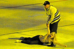 На відкритті "Олімпійського" не обійшлося без голих грудей FEMEN
