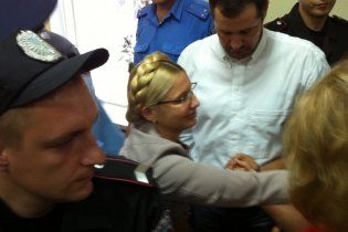 Тимошенко вивели з зали суду без наручників - вона помахала на прощання