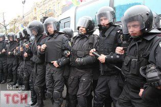 Протестувальники спокійно відпустили автозак Тимошенко