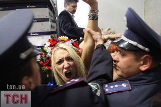 Обнаженные FEMEN не пускали VIPов на открытие "Арены Львов"