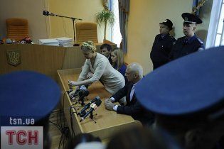У Тимошенко в СИЗО разболелась спина. Она еле ходит