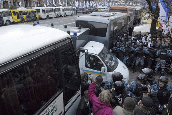 Прихильники Тимошенко і "Беркут" перед Печерським судом_1